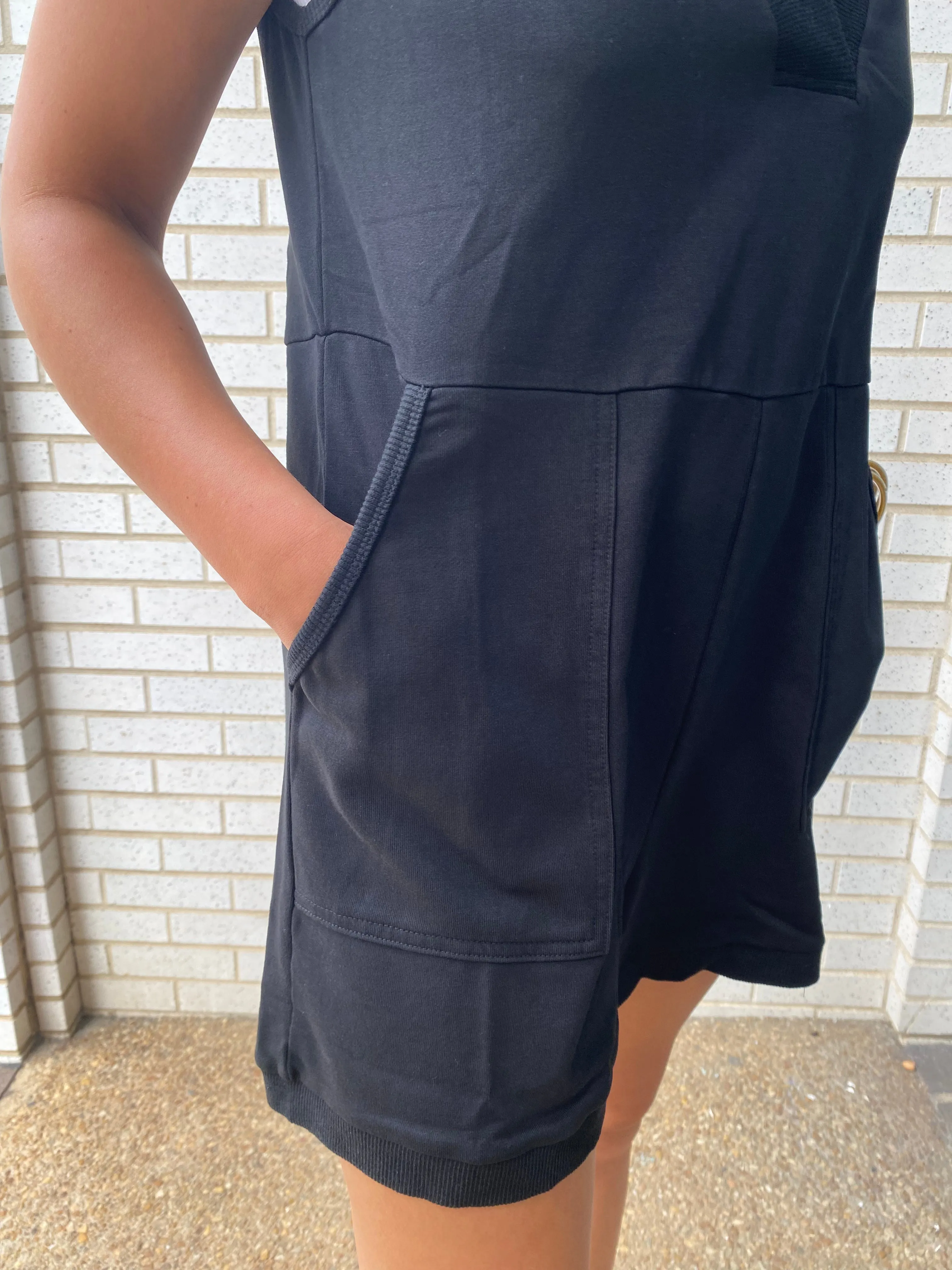 BLACK V-NECK SLEEVELESS ROMPER