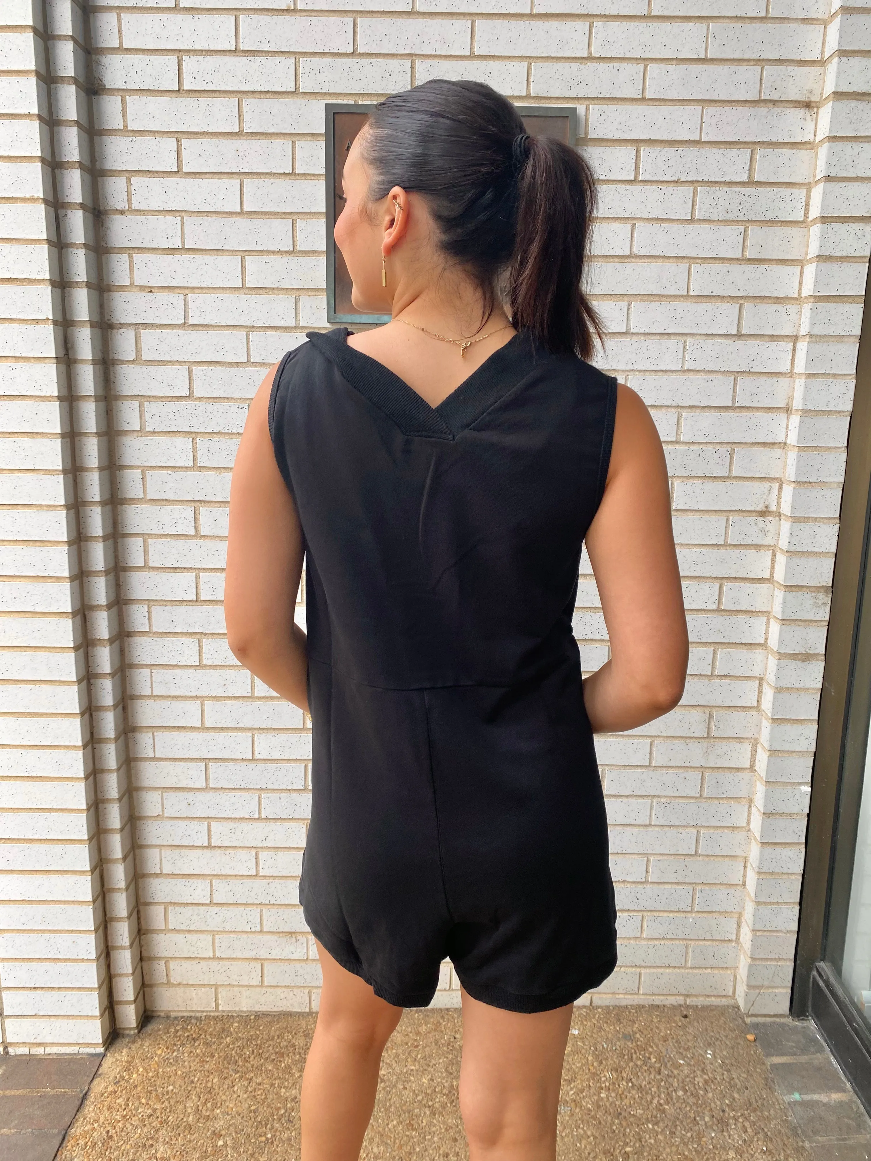 BLACK V-NECK SLEEVELESS ROMPER