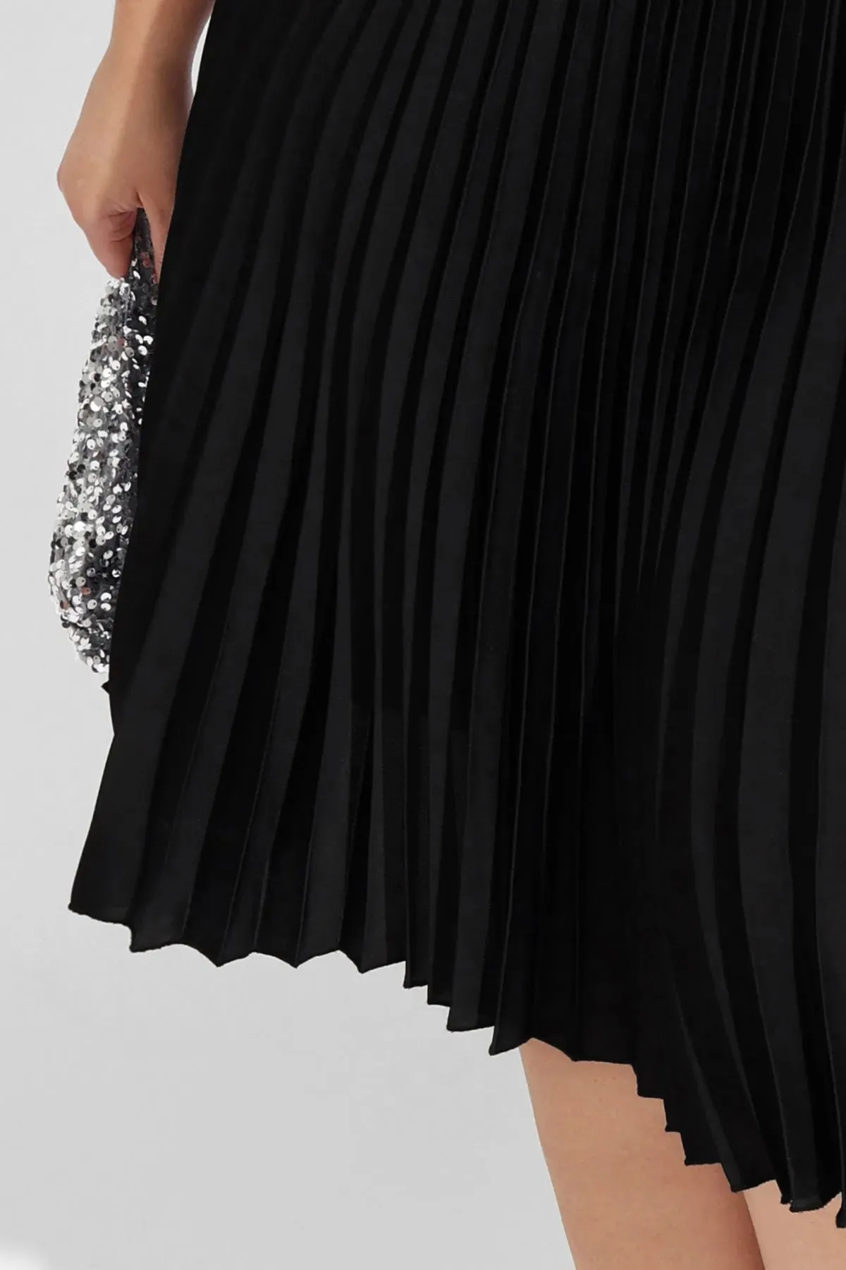 Ritera Elasticated Waist Pleated Flowy Midi Skirt